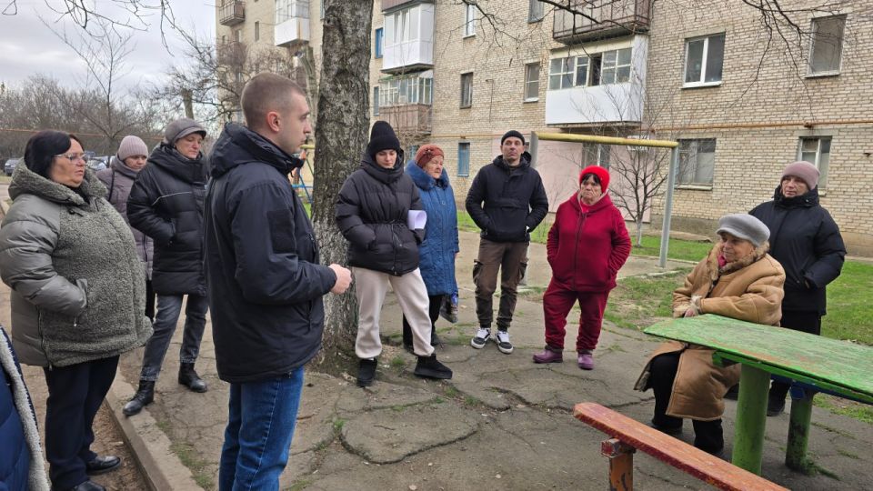 Первый заместитель главы Администрации Старобешевского муниципального округа Алексей Черкашин провел сход граждан в городе Комсомольское Первый заместитель главы Администрации Старобешевского муниципального округа Алексей Черкашин провел сход граждан в городе Комсомольское