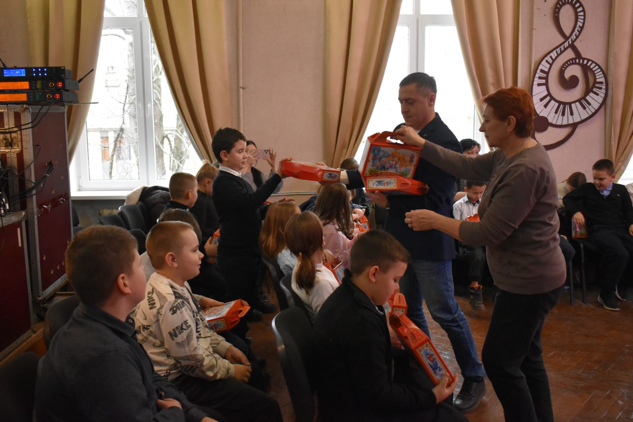 Игорь Лызов: Новогодняя сказка, Дед Мороз, Снегурочка и, конечно же, традиционное зажигание Новогодней Ёлки Игорь Лызов: Новогодняя сказка, Дед Мороз, Снегурочка и, конечно же, традиционное зажигание Новогодней Ёлки