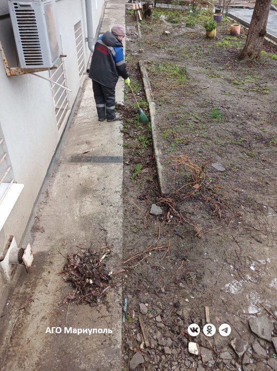 Коммунальщики продолжают наводить порядок в мариупольских дворах Коммунальщики продолжают наводить порядок в мариупольских дворах