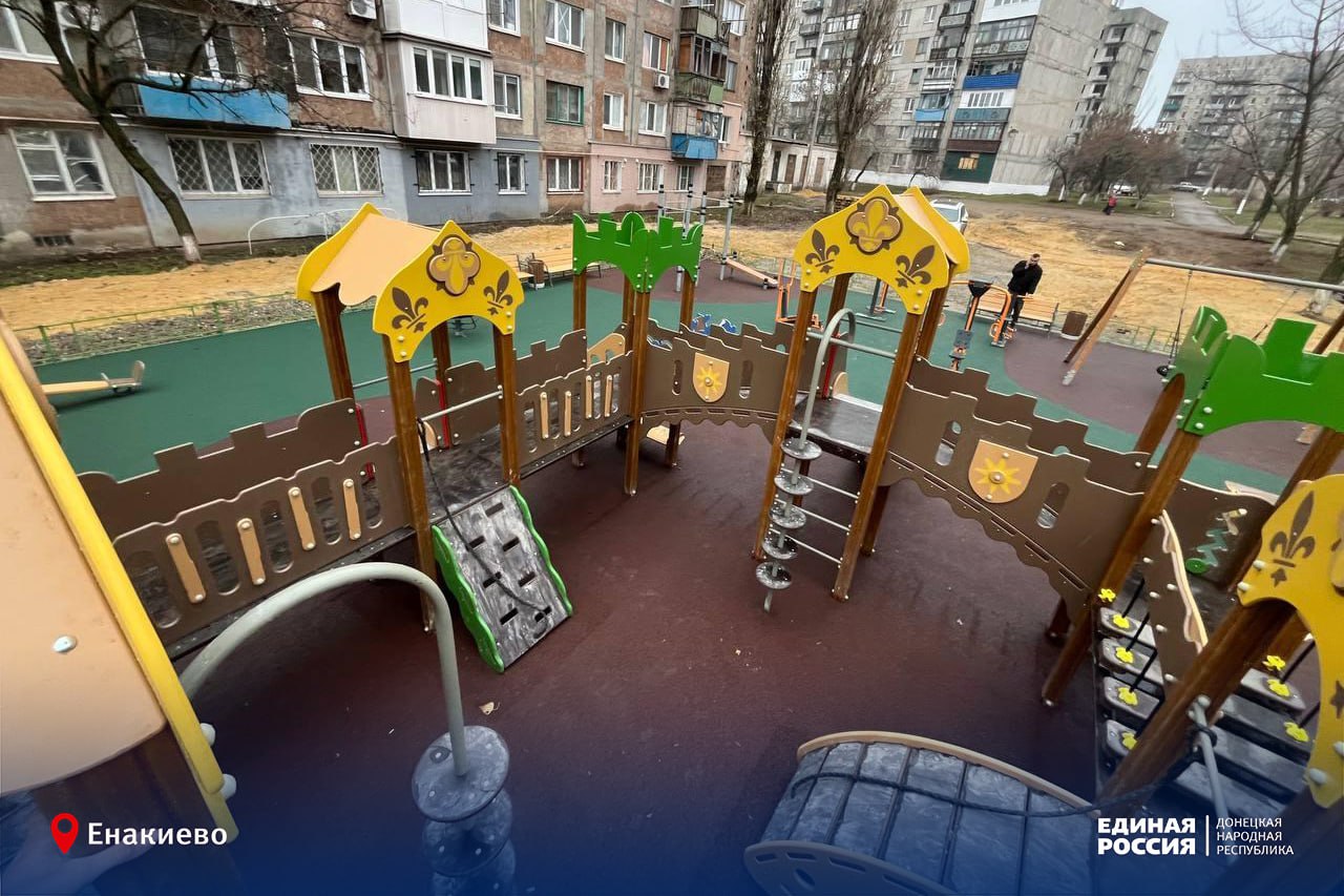 Детско-спортивная площадка – в подарок от друзей из Ленинградской области