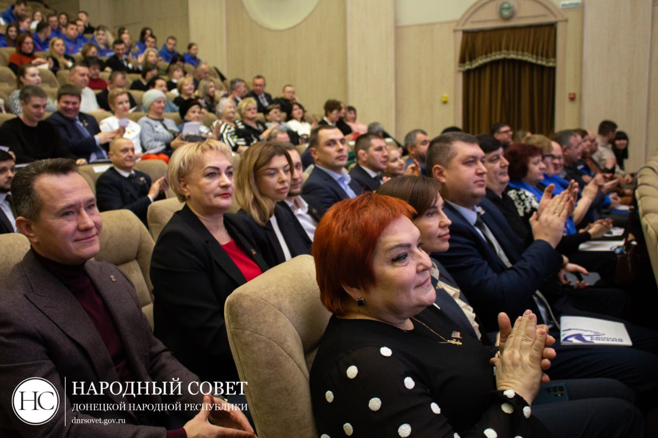 Константин Кузьмин: Сегодня вместе с коллегами подвели итоги деятельности Донецкого регионального отделения партии «Единая Россия» Константин Кузьмин: Сегодня вместе с коллегами подвели итоги деятельности Донецкого регионального отделения партии «Единая Россия»