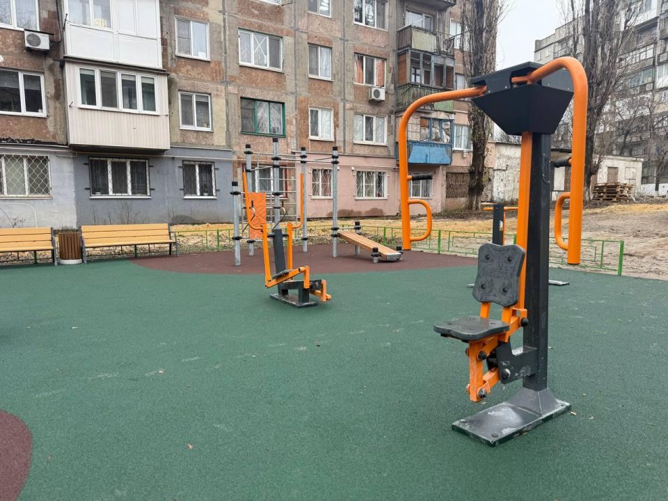 Строители из Ленобласти завершили работы на детско-спортивной площадке в Енакиево на улице Брайляна Строители из Ленобласти завершили работы на детско-спортивной площадке в Енакиево на улице Брайляна