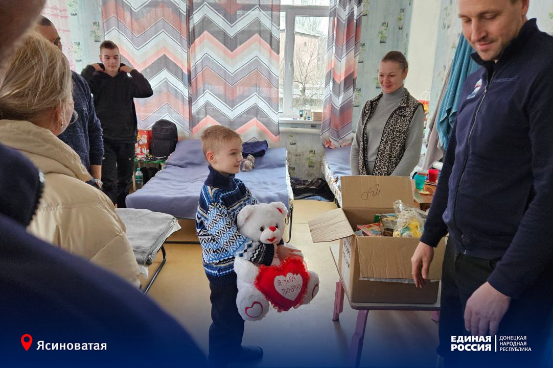 Представительницы Женского движения Единой России Ясиноватой и гости из Копейска навестили раненых бойцов Представительницы Женского движения Единой России Ясиноватой и гости из Копейска навестили раненых бойцов