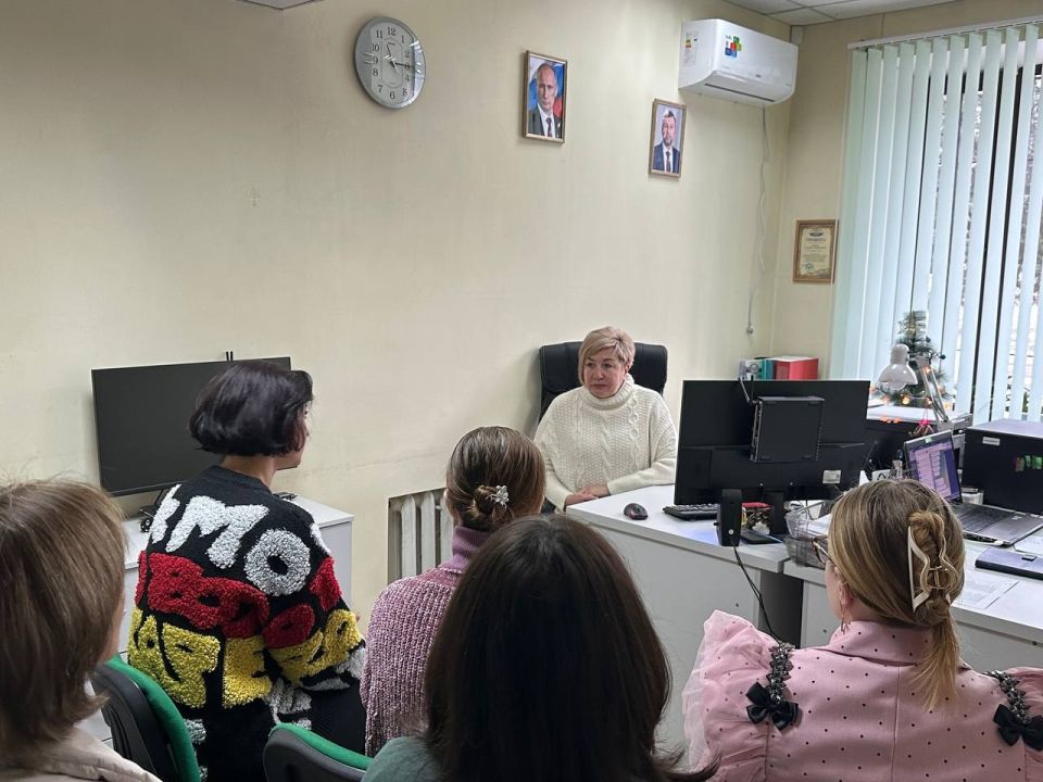 Роман Конев: 18 декабря 2025 года депутаты Горловского городского совета от фракции «Единая Россия» – Наталия Ботвина, Евгений Прокопович, Нелля Якуненко в рамках исполнения поручения Главы Донецкой Народной Республики... Роман Конев: 18 декабря 2025 года депутаты Горловского городского совета от фракции «Единая Россия» – Наталия Ботвина, Евгений Прокопович, Нелля Якуненко в рамках исполнения поручения Главы Донецкой Народной Республики...