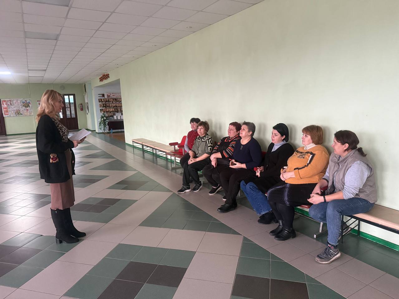 Главный специалист Хомутовского территориального отдела Администрации Новоазовского муниципального округа Оксана Иванова провела встречу с жителями села Хомутово