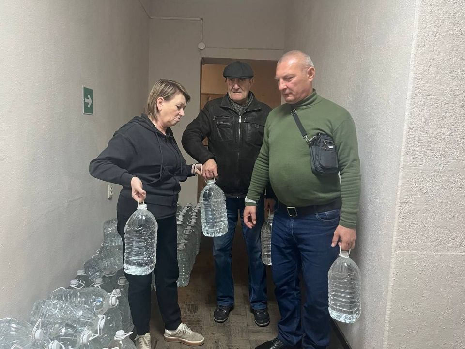 Роман Конев: 18 декабря 2025 года депутаты Горловского городского совета от фракции «Единая Россия» – Светлана Евсеенко, Сергей Медведев и Павел Калфакчиян развезли воду и посетили места подвоза воды Роман Конев: 18 декабря 2025 года депутаты Горловского городского совета от фракции «Единая Россия» – Светлана Евсеенко, Сергей Медведев и Павел Калфакчиян развезли воду и посетили места подвоза воды