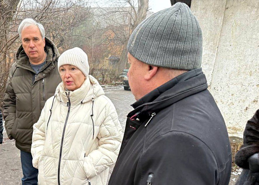 Иван Адамец: В Куйбышевском районе Донецка прошла встреча руководителя Управы Ивана Адамца и депутатов городского совета Германа Полунина и Валерия Солодовникова с жителями дома №27 на улице Курганова Иван Адамец: В Куйбышевском районе Донецка прошла встреча руководителя Управы Ивана Адамца и депутатов городского совета Германа Полунина и Валерия Солодовникова с жителями дома №27 на улице Курганова
