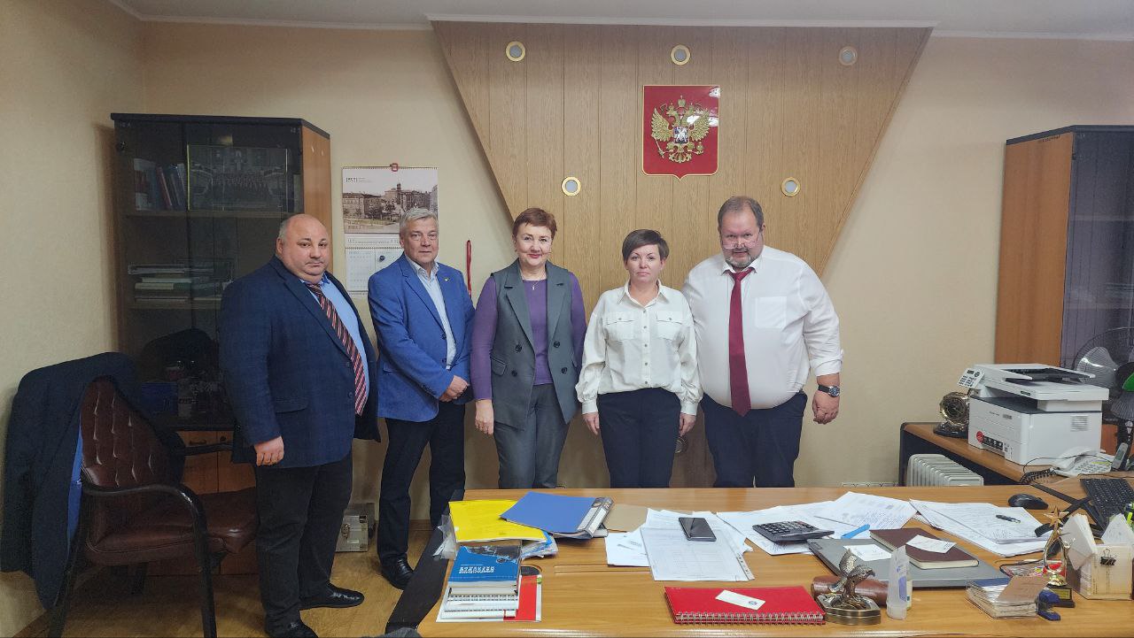 Начальник Дорожного центра стандартизации, метрологии и экспертизы Донецкого филиала ФГУП «ЖДН» Ольга Косик в ходе рабочей поездки в Октябрьский центр метрологии Октябрьской железной дороги ОАО «РЖД» подписала акт по... Начальник Дорожного центра стандартизации, метрологии и экспертизы Донецкого филиала ФГУП «ЖДН» Ольга Косик в ходе рабочей поездки в Октябрьский центр метрологии Октябрьской железной дороги ОАО «РЖД» подписала акт по...