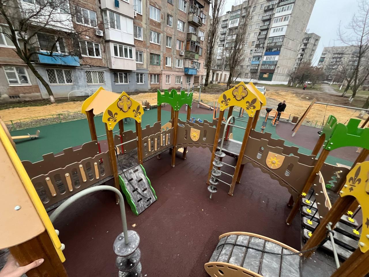 Строители из Ленобласти завершили работы на детско-спортивной площадке в Енакиево на улице Брайляна