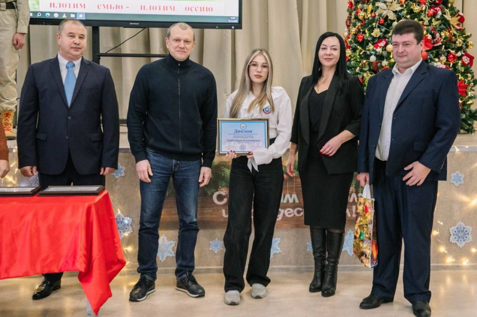 Школьники Мариуполя представили ДНР на всероссийском конкурсе «Моя родословная» Школьники Мариуполя представили ДНР на всероссийском конкурсе «Моя родословная»