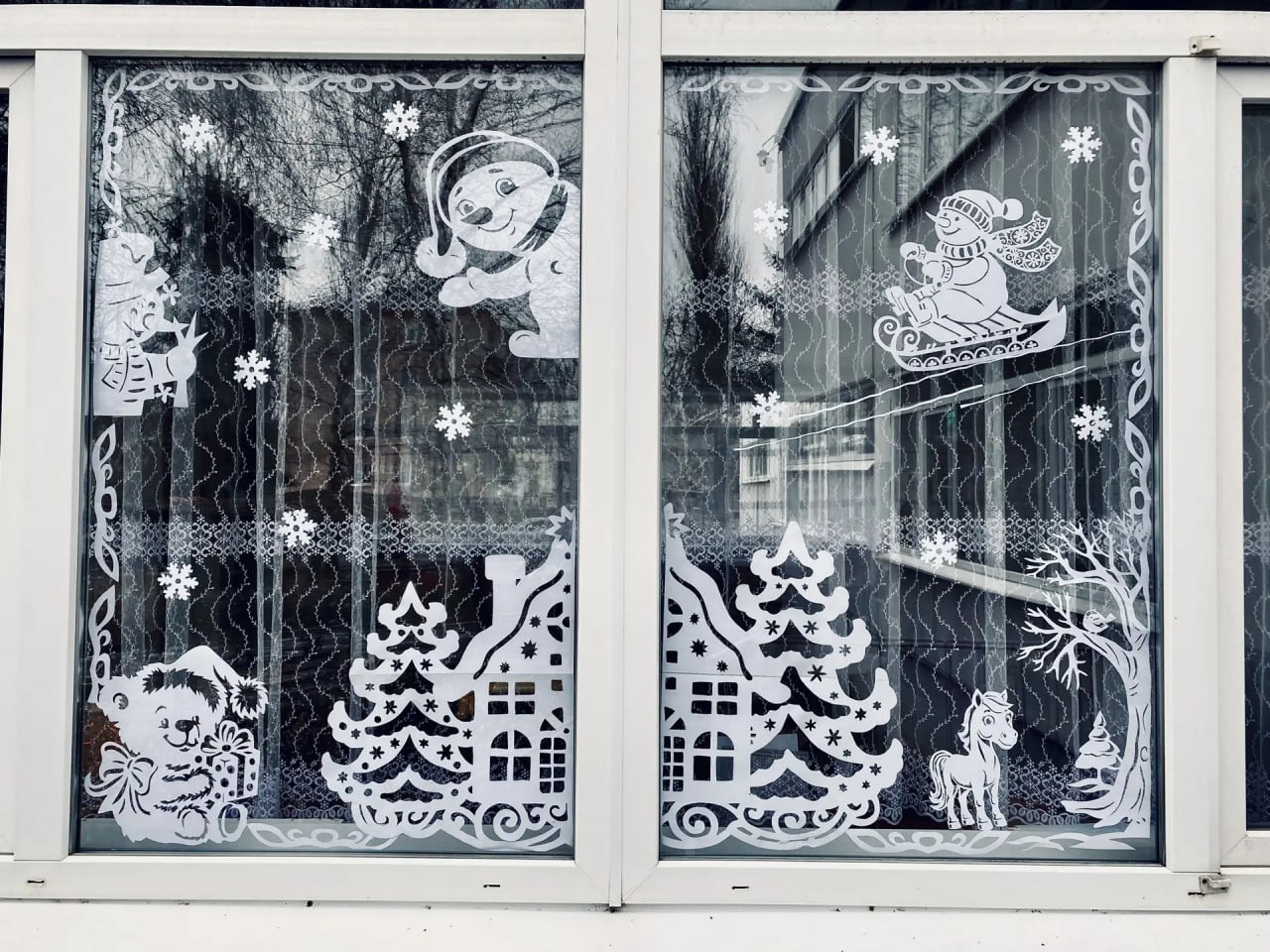 В ГКДОУ «Детский сад № 23 г.о. Харцызск» ДНР уже стало доброй традицией украшать окна под Новый год В ГКДОУ «Детский сад № 23 г.о. Харцызск» ДНР уже стало доброй традицией украшать окна под Новый год