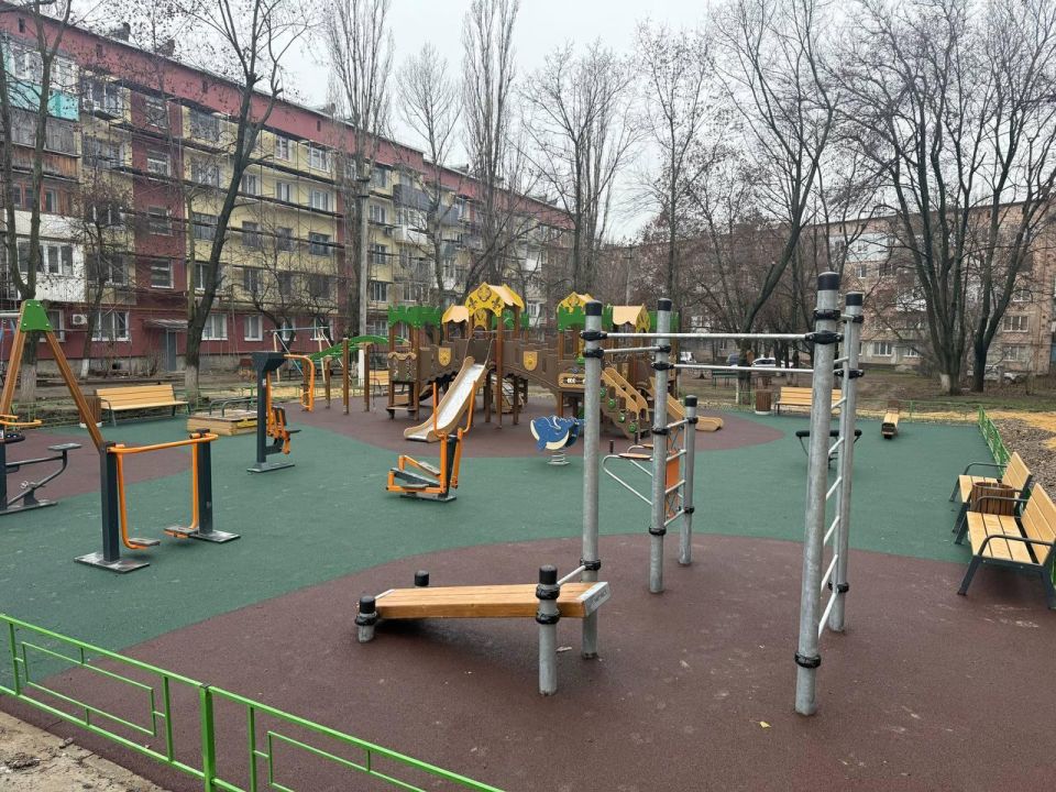 Строители из Ленобласти завершили работы на детско-спортивной площадке в Енакиево на улице Брайляна Строители из Ленобласти завершили работы на детско-спортивной площадке в Енакиево на улице Брайляна