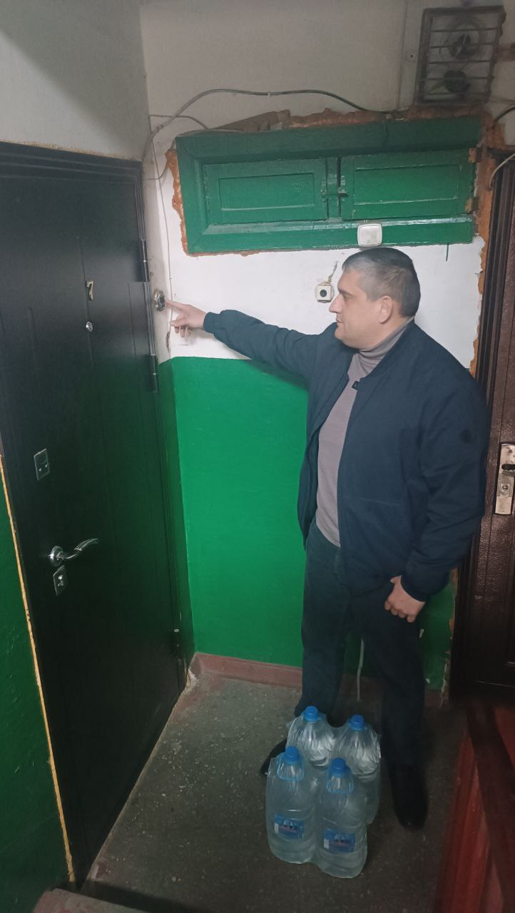 Роман Конев: 18 декабря 2025 года депутаты Горловского городского совета от фракции «Единая Россия» – Светлана Евсеенко, Сергей Медведев и Павел Калфакчиян развезли воду и посетили места подвоза воды Роман Конев: 18 декабря 2025 года депутаты Горловского городского совета от фракции «Единая Россия» – Светлана Евсеенко, Сергей Медведев и Павел Калфакчиян развезли воду и посетили места подвоза воды