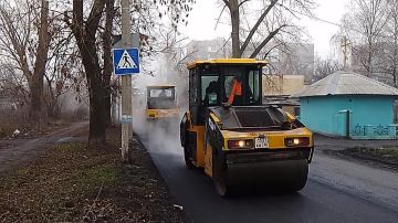 Сегодня, 18 декабря, подрядной организацией продолжается ремонт асфальтового покрытия автодороги по ул. Советской. Ведутся работы по укладке нового асфальтового покрытия