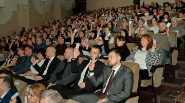 Делегация партийцев Единой России из Снежного во главе с главой муниципалитета, секретарем местного отделения партии Сергеем Ермаковым приняла участие в Конференции