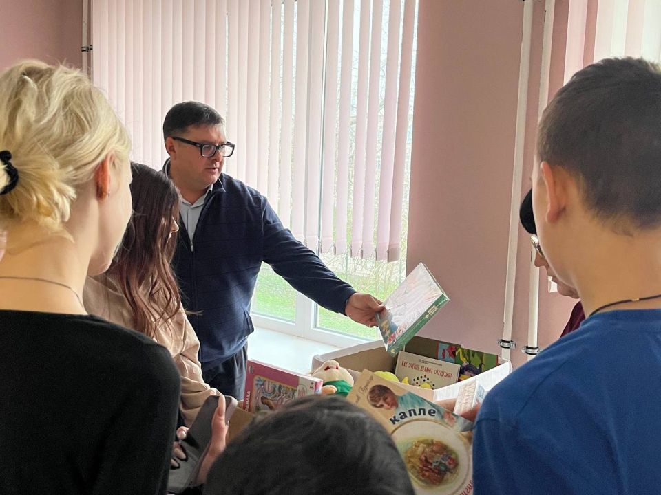 Василий Овчаров: Глава ДНР Денис Пушилин во время недавней Прямой линии акцентировал на том, что большая «задача — объединить все наши усилия в сфере детства, ведь всё, что сегодня делаем в Республике, направлено именно на... Василий Овчаров: Глава ДНР Денис Пушилин во время недавней Прямой линии акцентировал на том, что большая «задача — объединить все наши усилия в сфере детства, ведь всё, что сегодня делаем в Республике, направлено именно на...