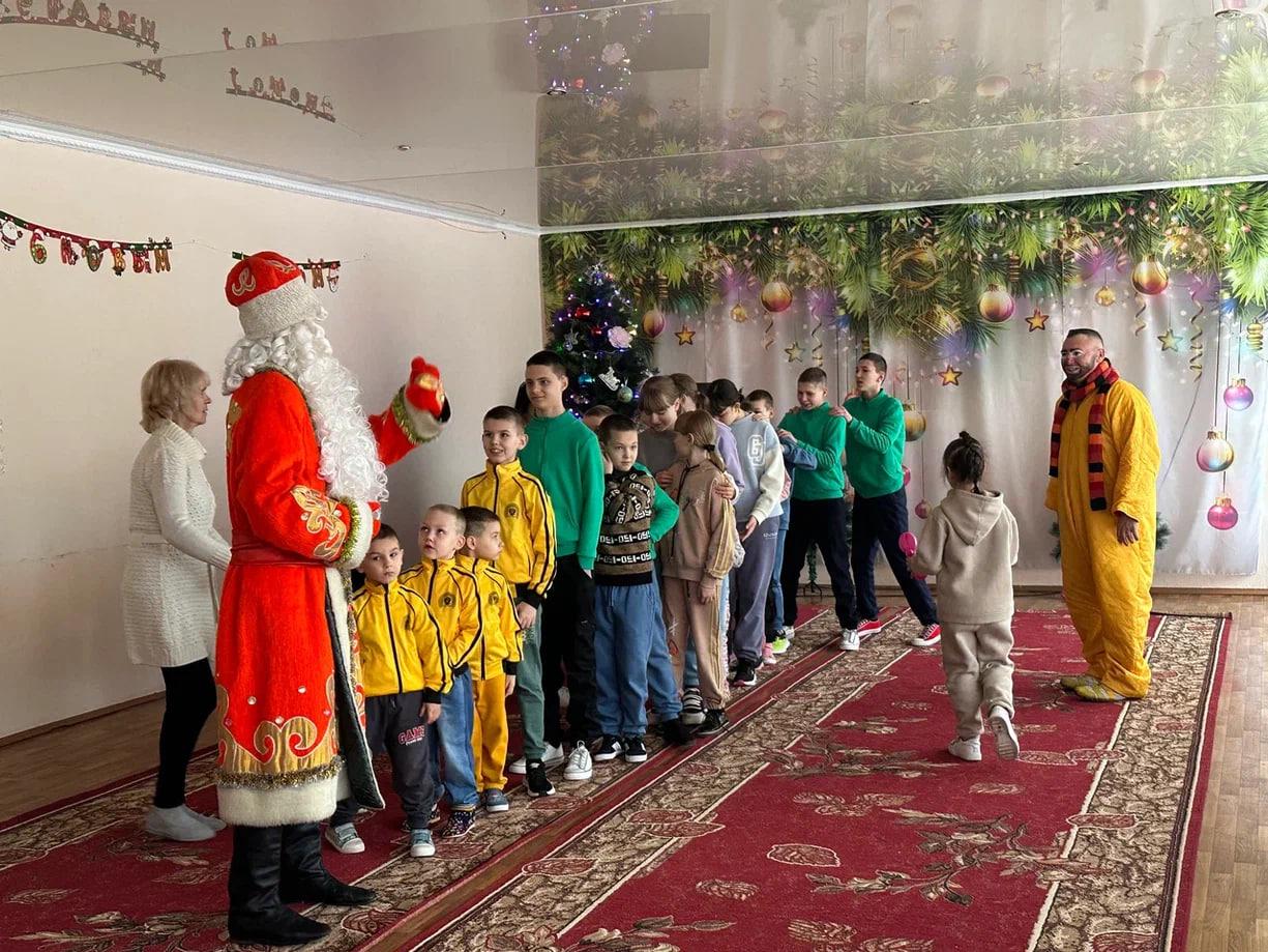 Артисты из Ленобласти провели новогоднее представление для воспитанников центра «Рябинка» в Енакиево Артисты из Ленобласти провели новогоднее представление для воспитанников центра «Рябинка» в Енакиево