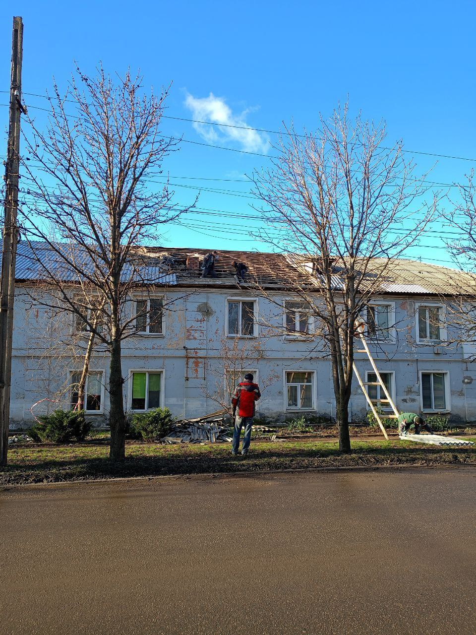 Александр Качанов: В Докучаевске ведутся работы по ремонту кровель жилых домов