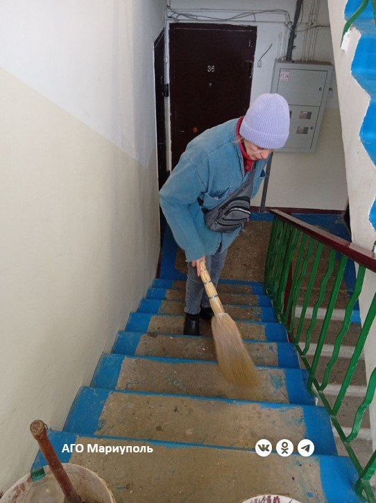 Коммунальщики продолжают наводить порядок в мариупольских дворах Коммунальщики продолжают наводить порядок в мариупольских дворах