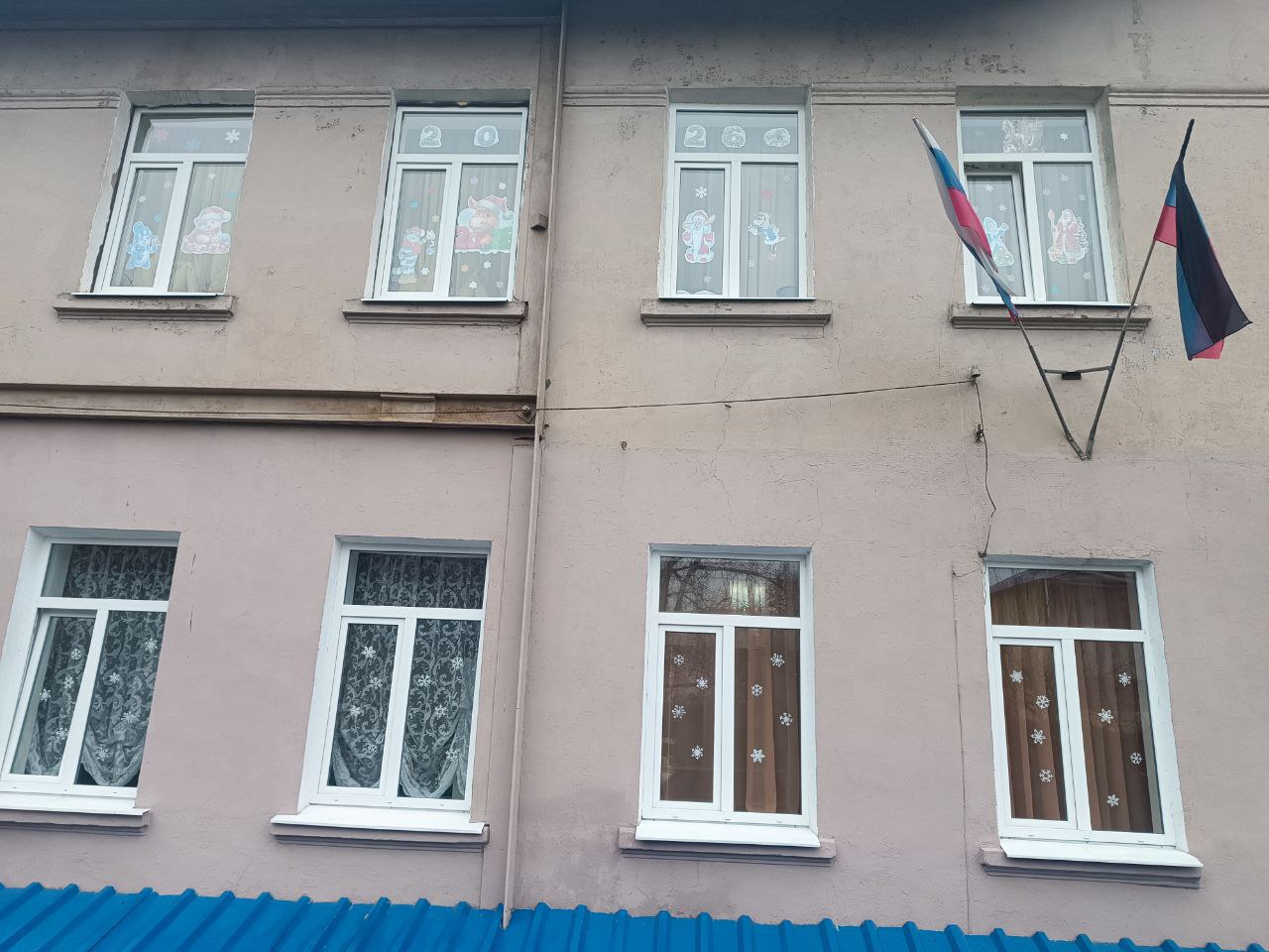 В Центрально-Городском районе города Горловка продолжается инициатива по оформлению новогодней атмосферы в преддверии праздников В Центрально-Городском районе города Горловка продолжается инициатива по оформлению новогодней атмосферы в преддверии праздников