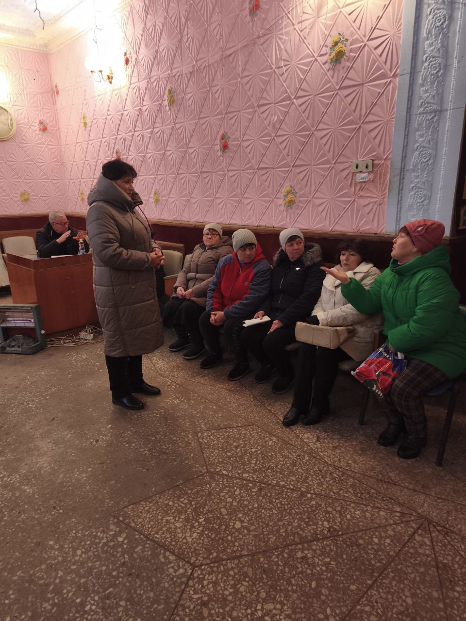 Сегодня начальник Мичуринского территориального отдела Администрации Тельмановского округа провела встречу с трудовым коллективом дома культуры в селе Богдановка