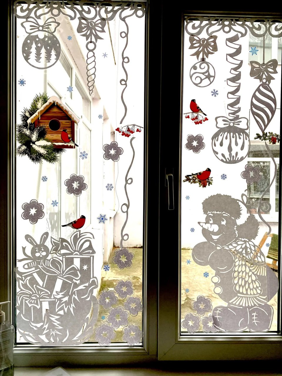 В ГКДОУ «Детский сад № 23 г.о. Харцызск» ДНР уже стало доброй традицией украшать окна под Новый год