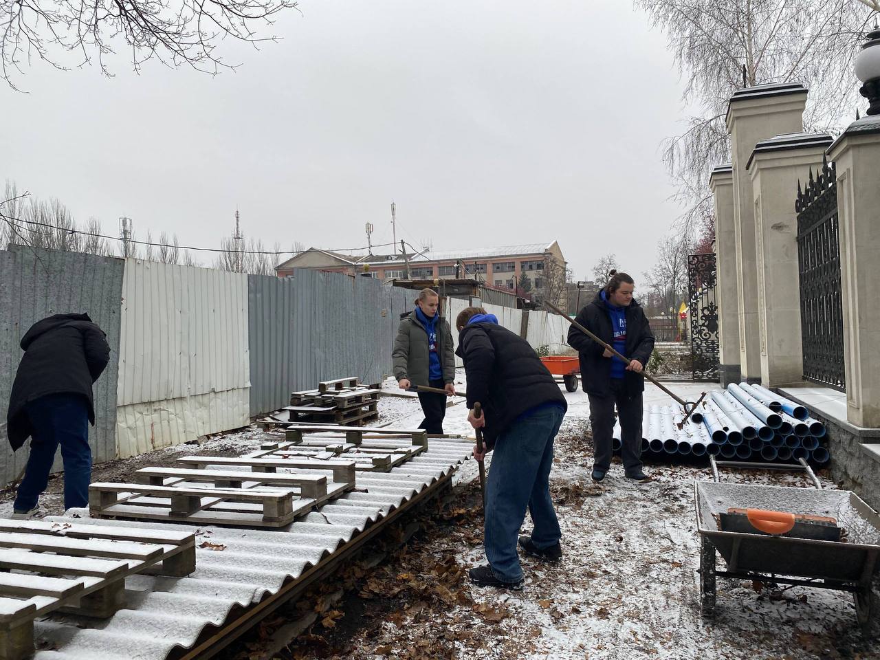 Мы всегда готовы помочь. В рамках проекта «Моя крепость» активисты Никитовского штаба Молодёжки Горловки навели порядок на территории Богоявленского кафедрального собора