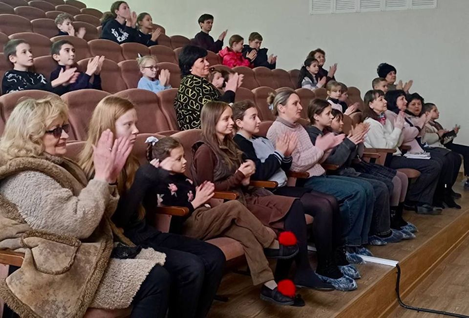 Сегодня, 18 декабря, ученики и преподаватели ДШИ «Симфония Приморья» погрузились в мир сказки и музыки благодаря трансляции Виртуального концертного зала Сегодня, 18 декабря, ученики и преподаватели ДШИ «Симфония Приморья» погрузились в мир сказки и музыки благодаря трансляции Виртуального концертного зала