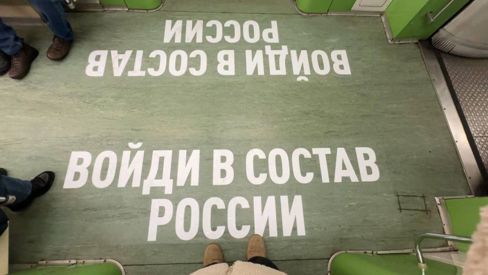 Так выглядит фирменный поезд RT в московском метро изнутри Так выглядит фирменный поезд RT в московском метро изнутри