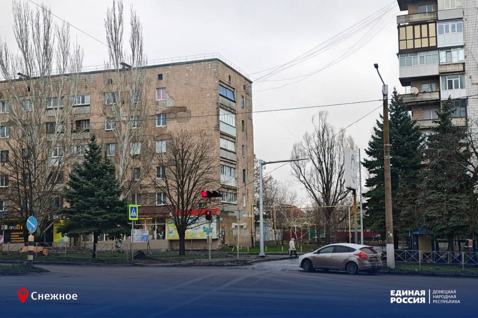 Все бегут, а он им светит: передвигаться по улицам Снежного будет безопаснее Все бегут, а он им светит: передвигаться по улицам Снежного будет безопаснее