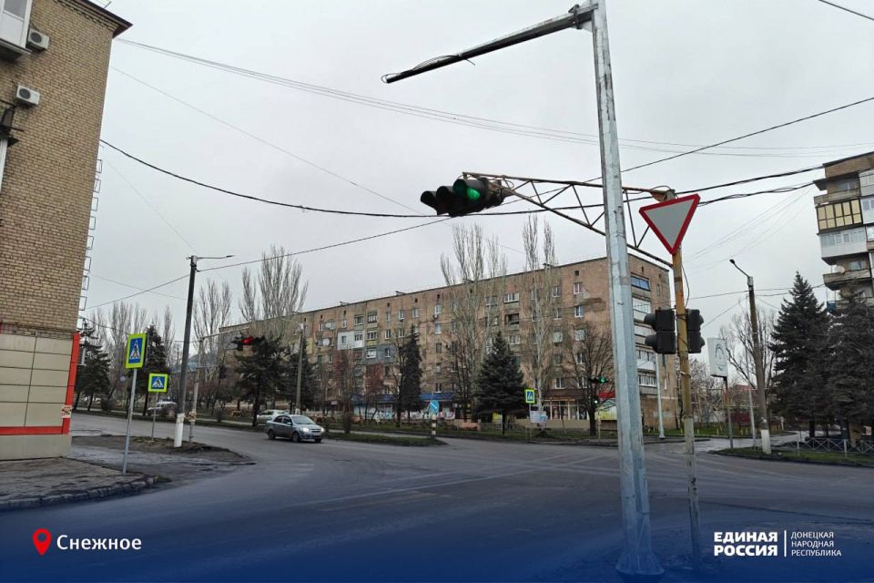 Все бегут, а он им светит: передвигаться по улицам Снежного будет безопаснее Все бегут, а он им светит: передвигаться по улицам Снежного будет безопаснее