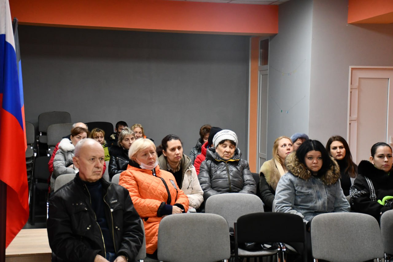 Сегодня, 18 декабря, первый заместитель главы администрации городского округа Дебальцево Максим Вельма встретился с трудовым коллективом МБУ «Светлодарский Дворец культуры» администрации г.Дебальцево и МБУ «Светлодарская... Сегодня, 18 декабря, первый заместитель главы администрации городского округа Дебальцево Максим Вельма встретился с трудовым коллективом МБУ «Светлодарский Дворец культуры» администрации г.Дебальцево и МБУ «Светлодарская...