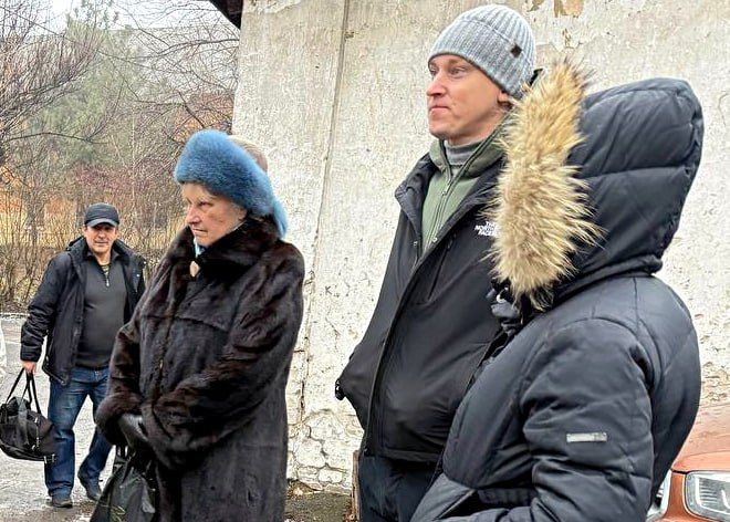 Иван Адамец: В Куйбышевском районе Донецка прошла встреча руководителя Управы Ивана Адамца и депутатов городского совета Германа Полунина и Валерия Солодовникова с жителями дома №27 на улице Курганова Иван Адамец: В Куйбышевском районе Донецка прошла встреча руководителя Управы Ивана Адамца и депутатов городского совета Германа Полунина и Валерия Солодовникова с жителями дома №27 на улице Курганова