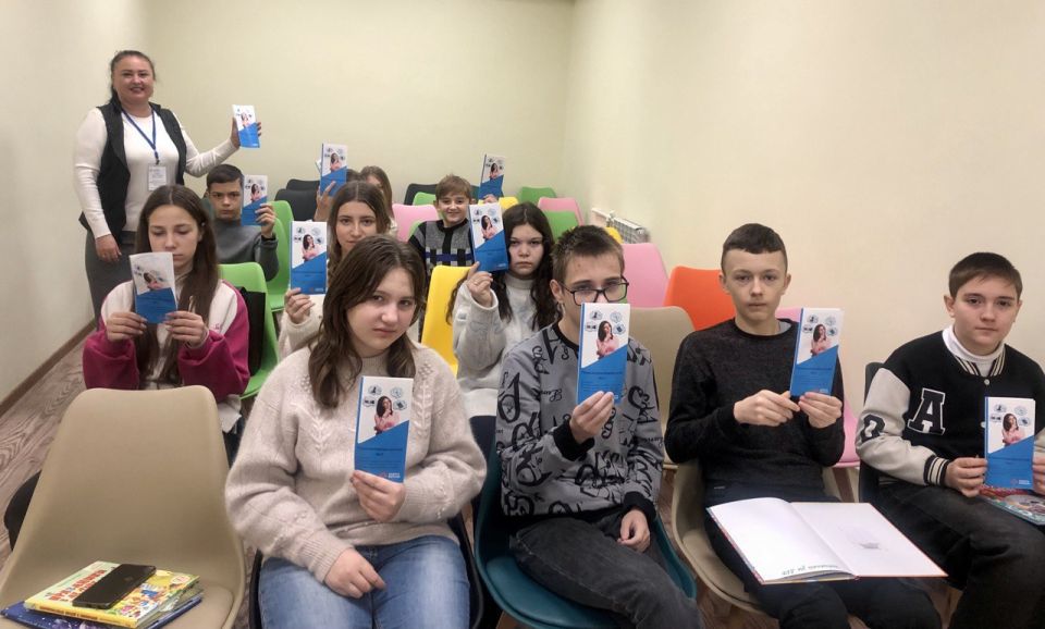 Экскурсия в мир знаний. Специалисты ГКУ «Дебальцевский городской центр занятости» организовали для учащихся школы № 4 экскурсию в центральную городскую библиотеку Экскурсия в мир знаний. Специалисты ГКУ «Дебальцевский городской центр занятости» организовали для учащихся школы № 4 экскурсию в центральную городскую библиотеку