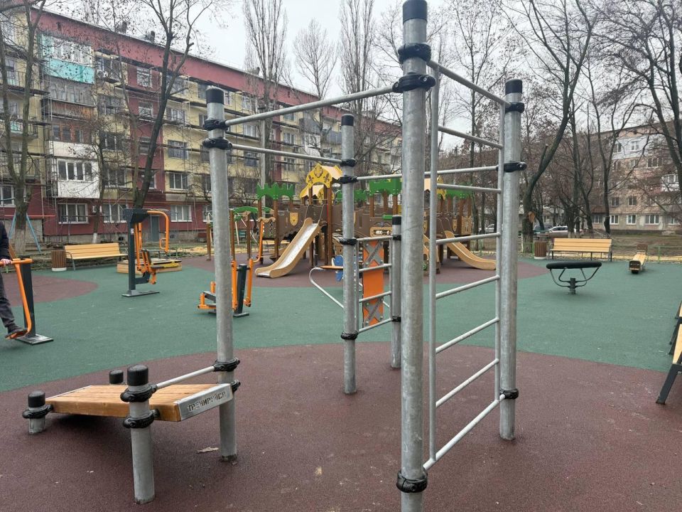 Строители из Ленобласти завершили работы на детско-спортивной площадке в Енакиево на улице Брайляна Строители из Ленобласти завершили работы на детско-спортивной площадке в Енакиево на улице Брайляна