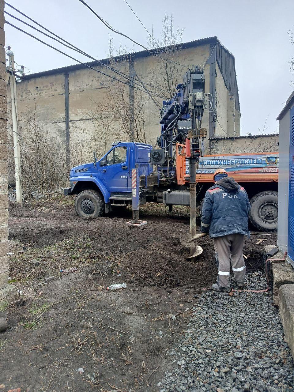 Электрики Сахалинской области заменили опору ЛЭП в Шахтерске