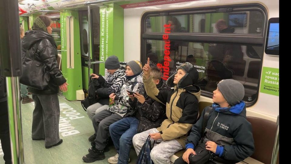Так выглядит фирменный поезд RT в московском метро изнутри Так выглядит фирменный поезд RT в московском метро изнутри