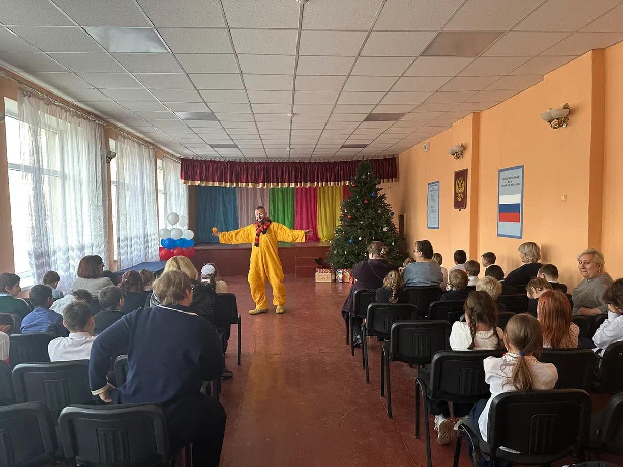 Актеры театра из Ленобласти устроили праздничный утренник для воспитанников школы-интерната № 2 в Енакиево Актеры театра из Ленобласти устроили праздничный утренник для воспитанников школы-интерната № 2 в Енакиево