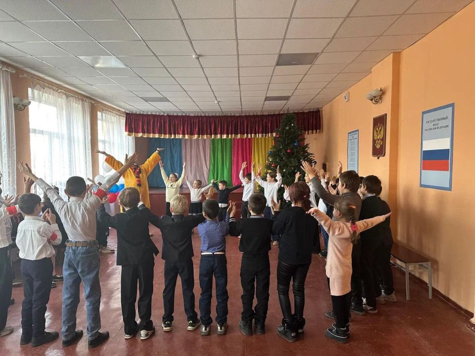 Актеры театра из Ленобласти устроили праздничный утренник для воспитанников школы-интерната № 2 в Енакиево Актеры театра из Ленобласти устроили праздничный утренник для воспитанников школы-интерната № 2 в Енакиево