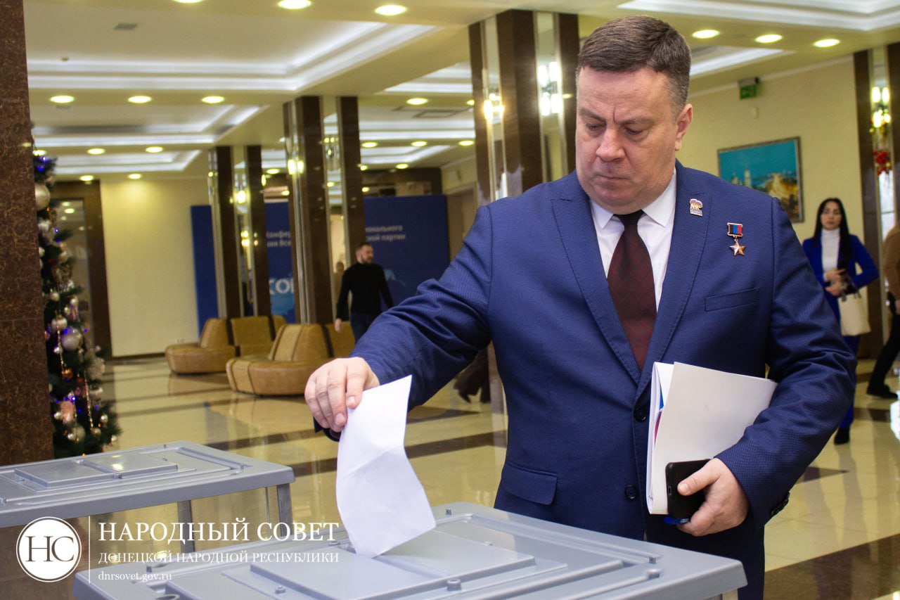 Константин Кузьмин: Сегодня вместе с коллегами подвели итоги деятельности Донецкого регионального отделения партии «Единая Россия» Константин Кузьмин: Сегодня вместе с коллегами подвели итоги деятельности Донецкого регионального отделения партии «Единая Россия»