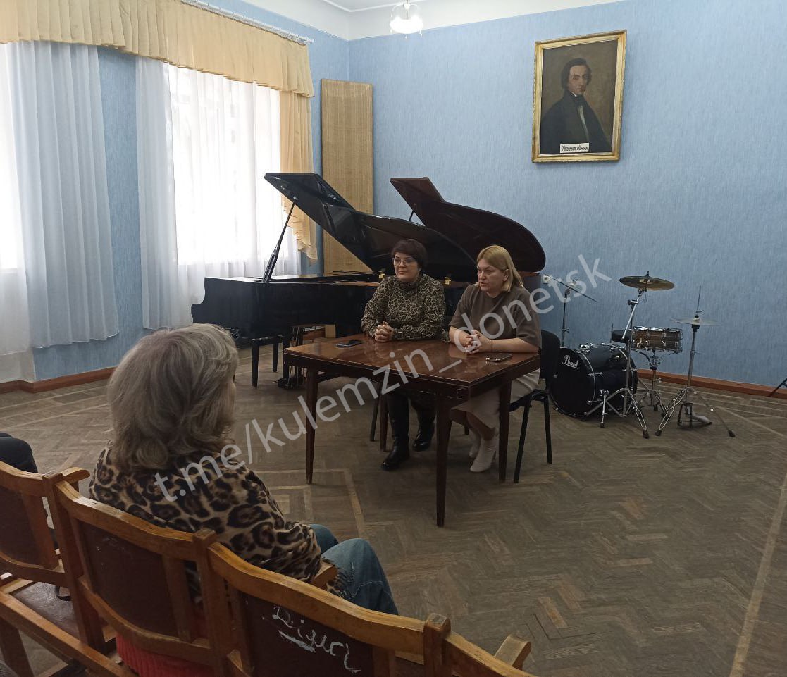 Заместитель главы администрации г. о. Донецк встретилась с трудовым коллективом Школы искусств № 2 Петровского района Заместитель главы администрации г. о. Донецк встретилась с трудовым коллективом Школы искусств № 2 Петровского района