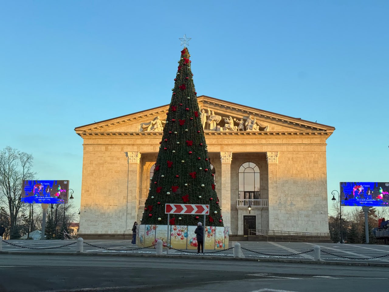 Мариуполь с рабочим визитом посетил вице-губернатор Санкт-Петербурга — руководитель Администрации Губернатора Санкт-Петербурга Валерий Москаленко