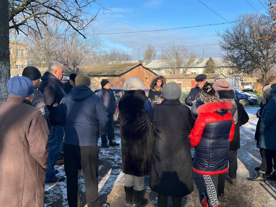 Василий Овчаров: Во исполнение поручений Главы ДНР Дениса Пушилина, а также в рамках национального проекта «Инфраструктура для жизни» и программы «Формирование комфортной городской среды» продолжаем благоустройства нашего... Василий Овчаров: Во исполнение поручений Главы ДНР Дениса Пушилина, а также в рамках национального проекта «Инфраструктура для жизни» и программы «Формирование комфортной городской среды» продолжаем благоустройства нашего...