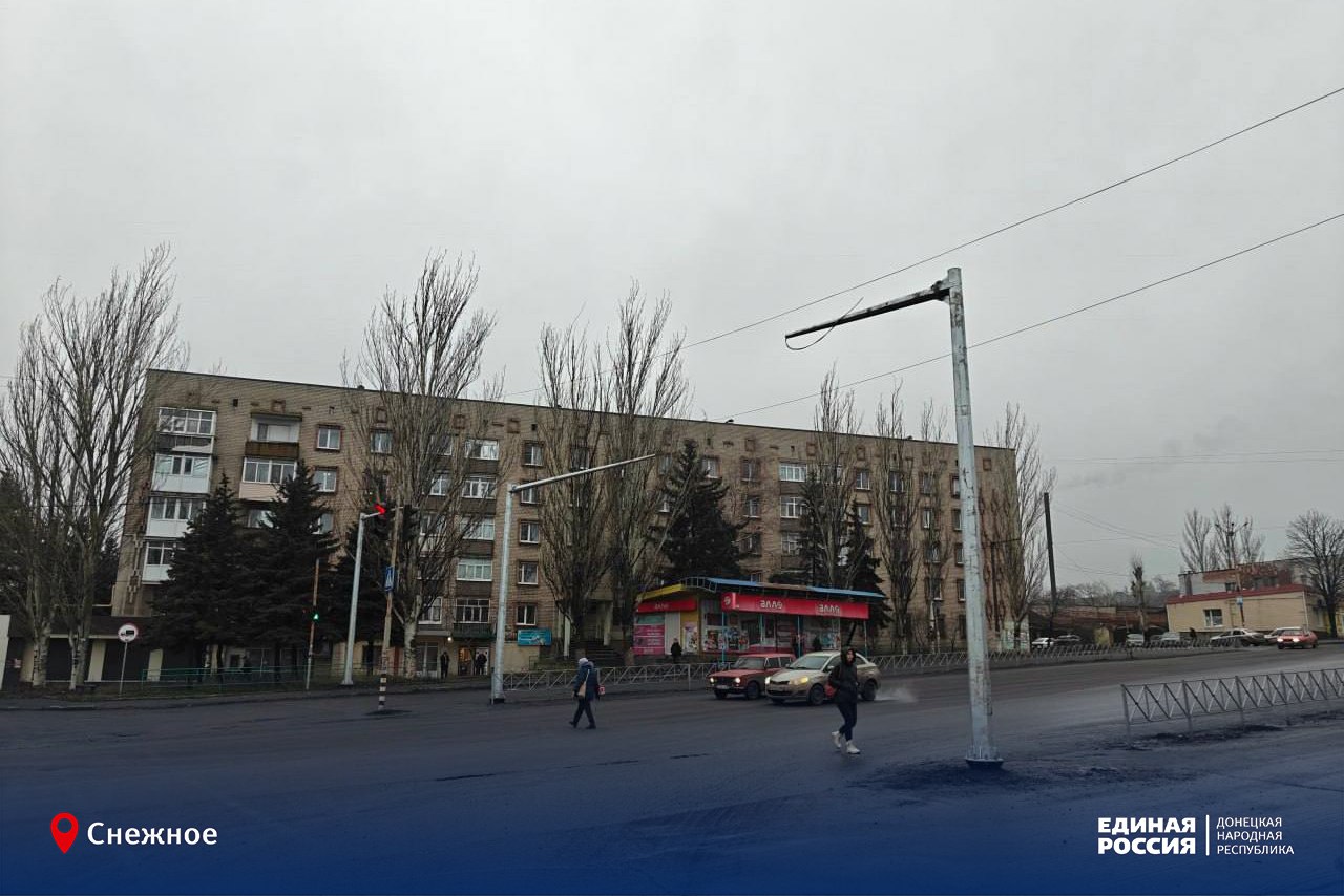 Все бегут, а он им светит: передвигаться по улицам Снежного будет безопаснее Все бегут, а он им светит: передвигаться по улицам Снежного будет безопаснее