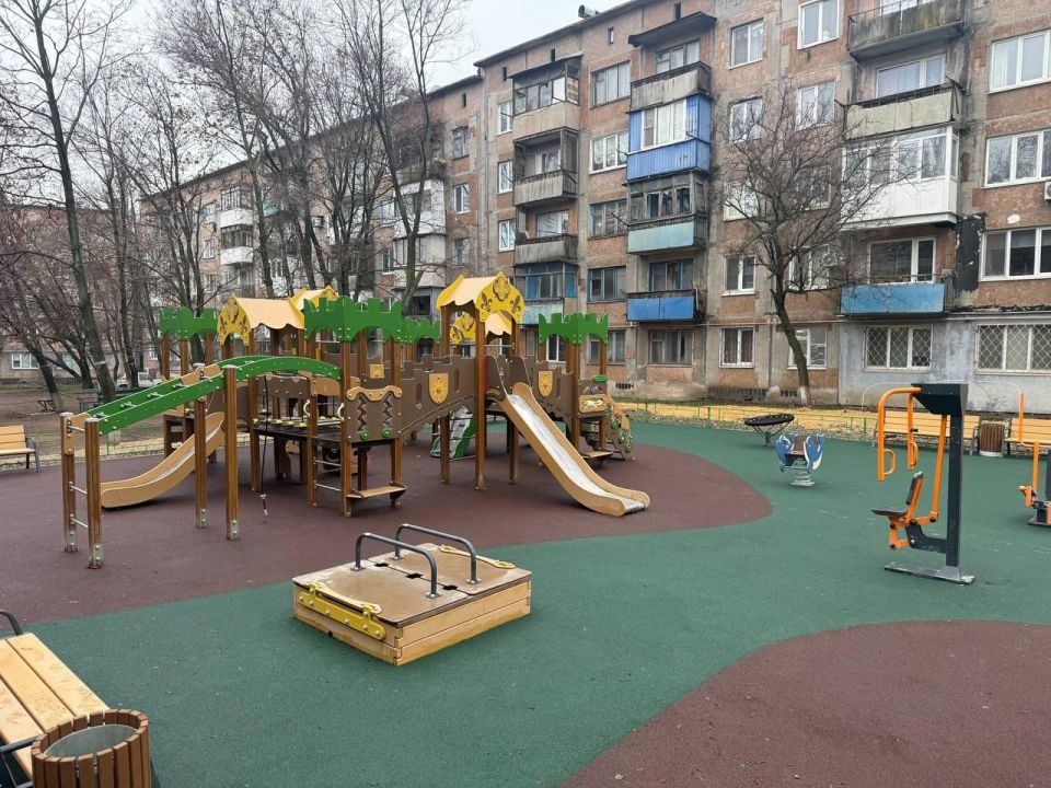 Строители из Ленобласти завершили работы на детско-спортивной площадке в Енакиево на улице Брайляна Строители из Ленобласти завершили работы на детско-спортивной площадке в Енакиево на улице Брайляна