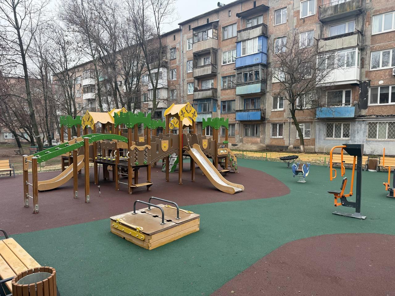 Строители из Ленобласти завершили работы на детско-спортивной площадке в Енакиево на улице Брайляна Строители из Ленобласти завершили работы на детско-спортивной площадке в Енакиево на улице Брайляна