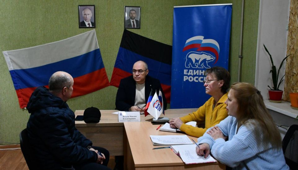 Сегодня в общественной приёмной Всероссийской политической партии «Единая Россия» г. Светлодарск первый заместитель главы администрации городского округа Дебальцево Максим Владимирович Вельма провёл приём граждан Сегодня в общественной приёмной Всероссийской политической партии «Единая Россия» г. Светлодарск первый заместитель главы администрации городского округа Дебальцево Максим Владимирович Вельма провёл приём граждан