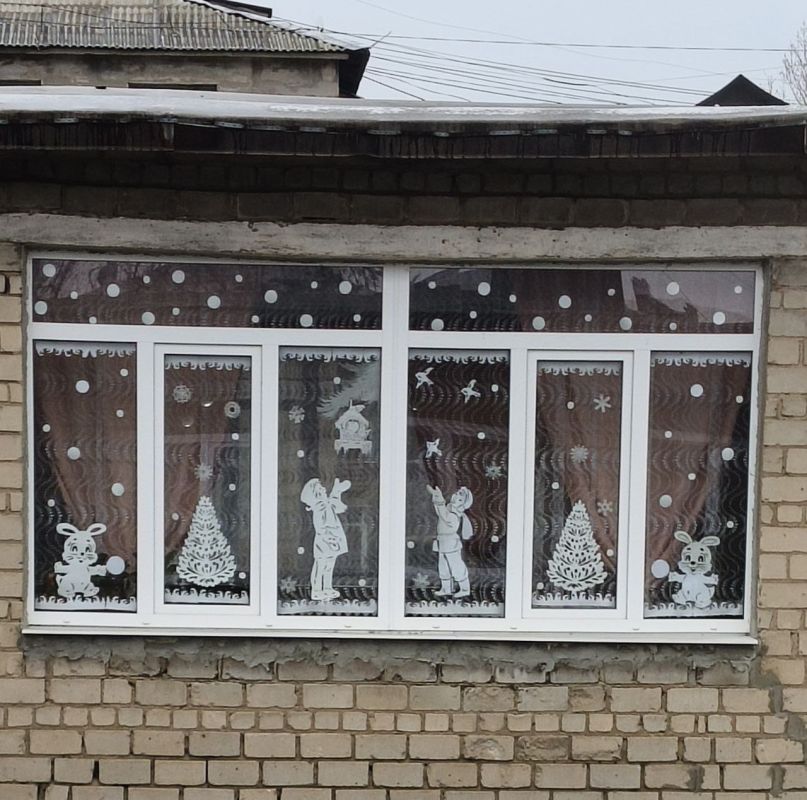 В Центрально-Городском районе города Горловка продолжается инициатива по оформлению новогодней атмосферы в преддверии праздников В Центрально-Городском районе города Горловка продолжается инициатива по оформлению новогодней атмосферы в преддверии праздников