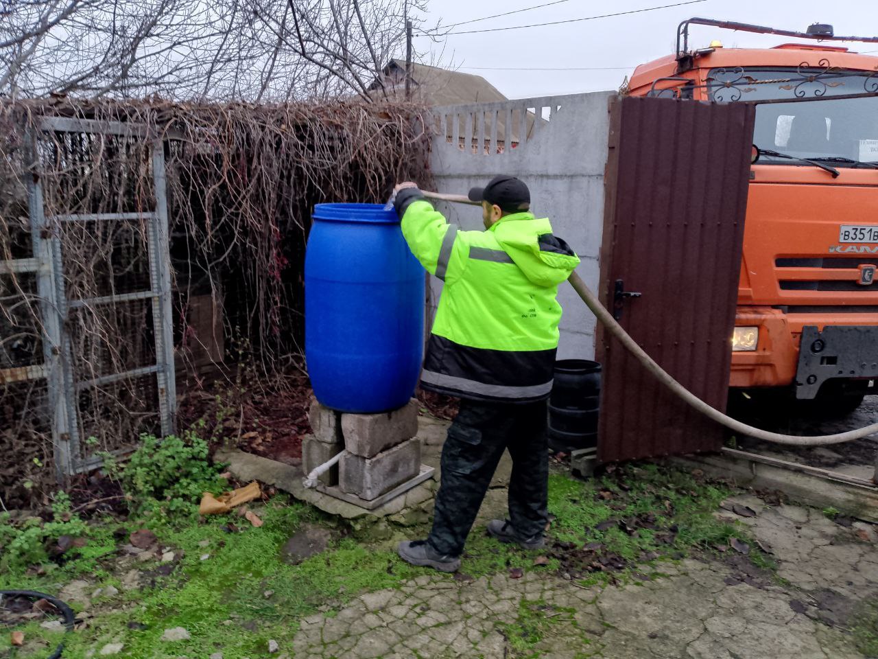 Сегодня, 18 декабря,в Кировском внутригородском районе, согласно поступившим заявкам, был организован подвоз воды для жителей домов, в которые в установленный графиком день не поступила вода Сегодня, 18 декабря,в Кировском внутригородском районе, согласно поступившим заявкам, был организован подвоз воды для жителей домов, в которые в установленный графиком день не поступила вода