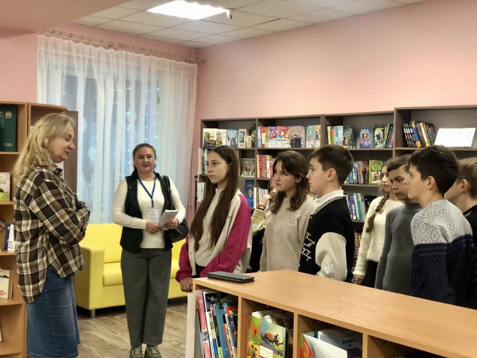 Экскурсия в мир знаний. Специалисты ГКУ «Дебальцевский городской центр занятости» организовали для учащихся школы № 4 экскурсию в центральную городскую библиотеку Экскурсия в мир знаний. Специалисты ГКУ «Дебальцевский городской центр занятости» организовали для учащихся школы № 4 экскурсию в центральную городскую библиотеку